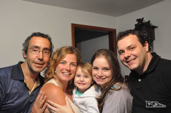 Com os cunhados e a sobrinha na casa da Tia Dri, em Curitiba, no Paraná